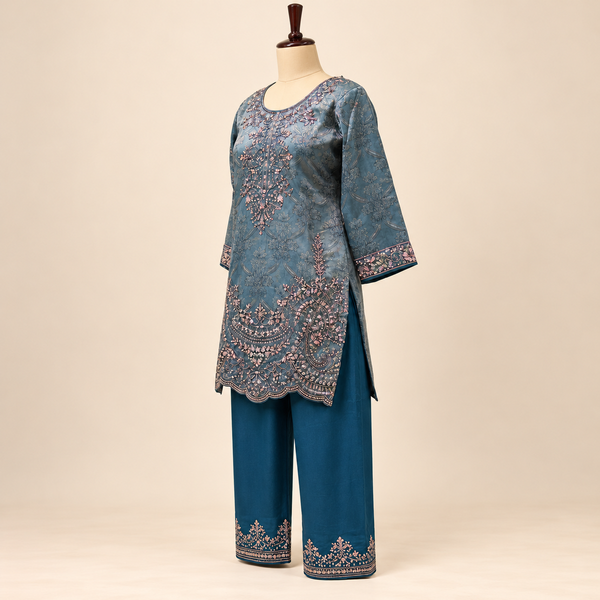 Green Silk Kurta Set with Floral Embroidery and Scalloped Hem